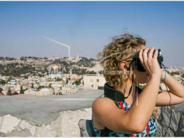 Foto del 3 de septiembre del 2018 suministrada por el Museo de la Torre de David que muestra a una visitante disfrutando de un recorrido por la Jerusalén antigua mediante una experiencia de realidad virtual.