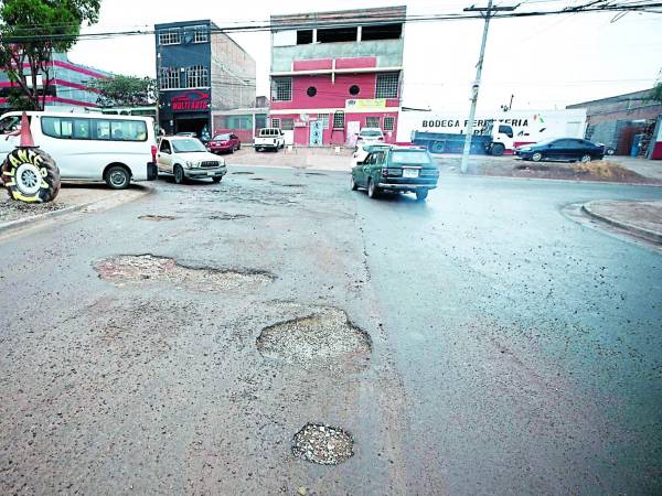 En la colonia San Miguel se viven las dos caras de la moneda. Una parte está arreglada y la otra totalmente destrozada y sin reparación.