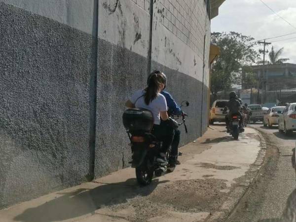 En la capital es normal ver las imprudencias de motociclistas.