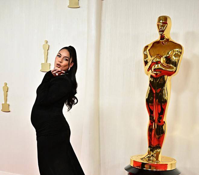 Vanessa Hudgens confirma embarazo desfilando por la alfombra roja de los Oscar