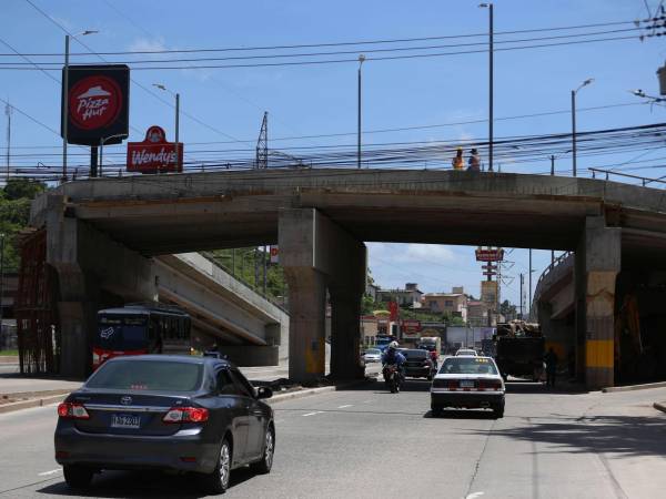 El puente tiene una altura suficiente para que los vehículos pesados puedan circular con normalidad.