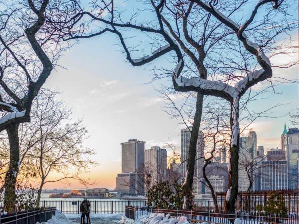 Tras “la tormenta del siglo”, en Navidad de 2022, con más de un metro de nieve en el inmenso estado, y que dejó decenas de muertos, Nueva York experimenta este martes su primera nevada