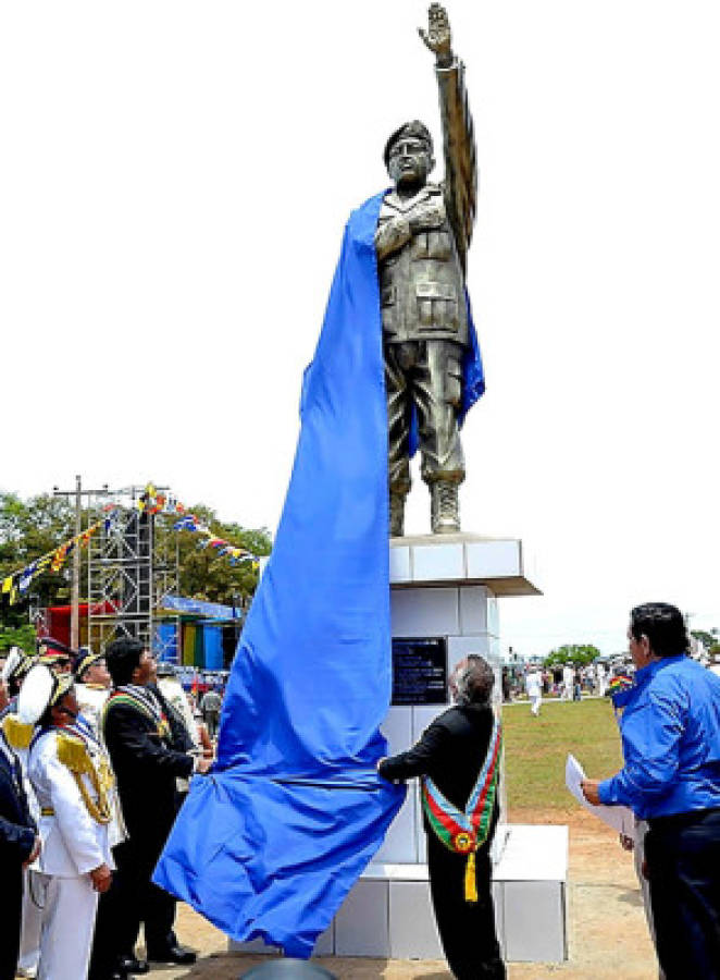 Evo Morales inaugura estatua de Hugo Chávez en medio de críticas