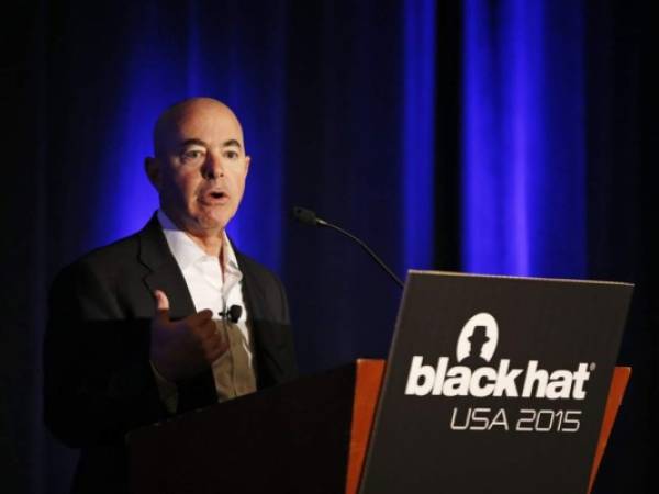 En esta foto de archivo del 6 de agosto de 2015, el entonces subsecretario de Seguridad Nacional, Alejandro Mayorkas, habla en la conferencia de Black Hat en Las Vegas. (AP Foto / John Locher, Archivo).