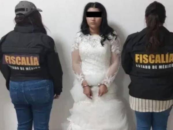 El allanamiento policial sorprendió a la feliz pareja cuando realizaban su boda en ese momento; la novia fue detenida con todo y su vestido de novia, mientras que su pareja logró evadir a la justicia. A continuación los detalles del sonado caso registrado el viernes 12 de enero en Toluca, México.