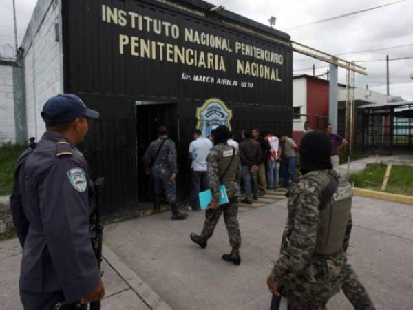 En un hecho bochornoso para el Instituto Nacional Penitenciario (INP), 18 miembros de la pandilla Barrio 18 lograron burlar la seguridad del Centro Nacional Penitenciario ubicado en Támara, Francisco Morazán, y lograron escapar. El hecho puso al descubierto el endeble sistema carcelario, a tal grado que 24 horas después las autoridades ni siquiera sabían con exactitud los nombres y los perfiles de los fugados. A pie y por el portón principal de la Penitenciaría Nacional desfilaron como “Pedro por su casa” 18 peligrosos pandilleros de la mencionada pandilla. En primera instancia se manejó que los fugados eran 23, quienes desde el jueves 11 de mayo del presente año burlaron a los custodios de la PN para lograr la escapatoria.(Foto: El Heraldo Honduras/ Noticias Honduras hoy)