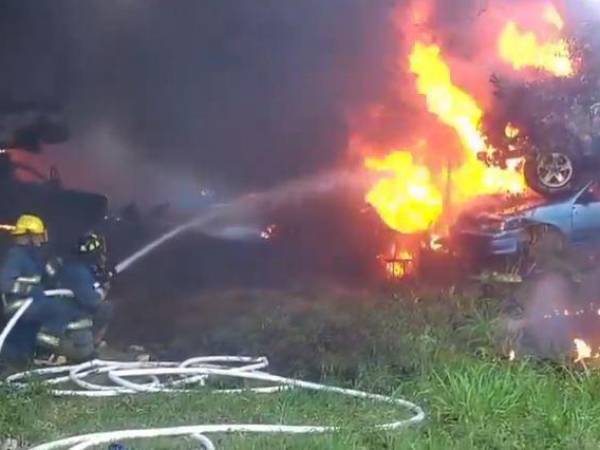 Al menos 20 vehículos calcinados tras incendio en Roatán