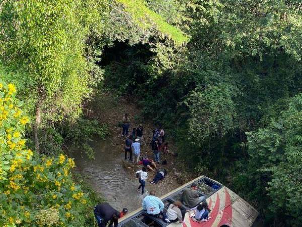 Un aparatoso accidente ocurrido la mañana de este martes dejó preliminarmente 10 personas muertas, entre ellos niños. A continuación las primeras imágenes de la lamentable escena.