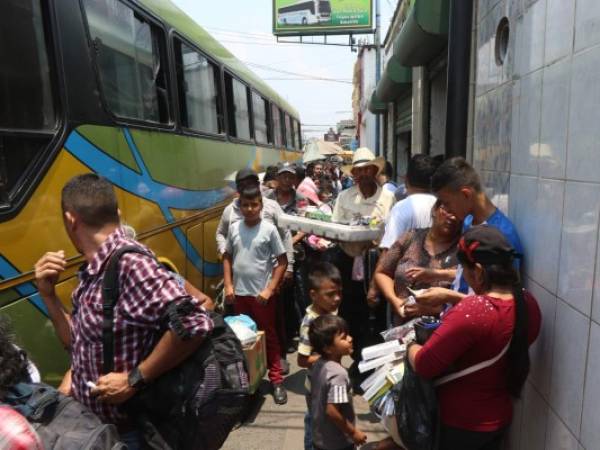 Las empresas de transporte que viajan al interior del país lucieron abarrotadas ayer desde tempranas horas de la mañana.