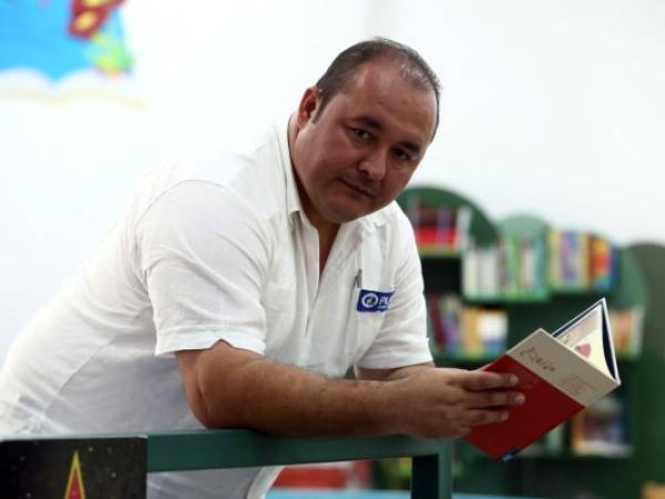 Los libros han estado presentes en la vida de Salvador Madrid desde que era un niño, y ahora no concibe vivir en felicidad sin una agradable lectura que lo inspire.