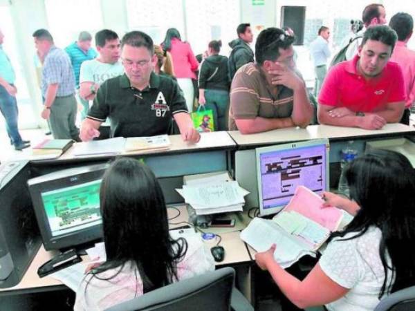 Contribuyentes realizan trámites en la DEI, en el centro de Tegucigalpa. (Foto: Archivo)