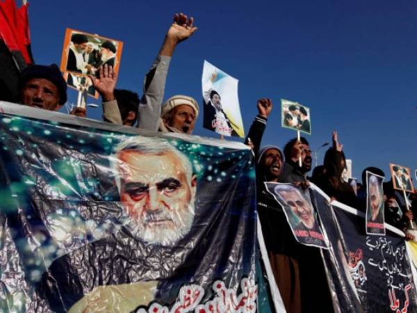 Los musulmanes chiítas paquistaníes cantan consignas durante una manifestación contra el reciente ataque estadounidense en Irak que mató al general iraní Qassem Soleimani, en Islamabad, Pakistán, el viernes 10 de enero de 2020. (Foto AP / Anjum Naveed)