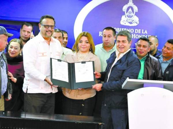 El presidente Juan Orlando Hernández estuvo presente en el anuncio de la firma del acuerdo con el sector magisterial que les da un aumento salarial de 2,000 lempiras en año y medio.