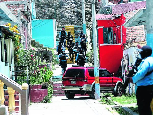 Cada día, los miembros de la Policía Nacional arriesgan su vida mientras ejecutan diversos operativos para combatir la criminalidad y llevar seguridad a barrios y colonias de la ciudad capital. El 17% de policías en el Distrito Central son mujeres y el 83% son hombres, según los datos de la Secretaría de Seguridad revisados por este rotativo.