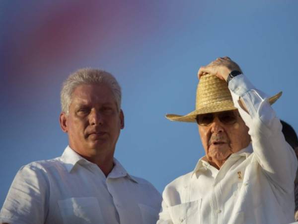 Miguel Díaz-Canel, a la izquierda, se encuentra con el presidente Raúl Castro durante el desfile del Primero de Mayo en La Habana, Cuba. Díaz-Canel, el hombre ampliamente visto como el próximo presidente de Cuba, pronunció un desafiante rechazo a las demandas de cambio en el sistema de partido único de la isla al participar el domingo 26 de noviembre de 2017 en la primera de una serie de elecciones que se espera concluyan con su toma de control de Raúl Castro el próximo año.