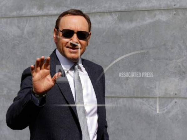 Kevin Spacey saluda al llegar al desfile primavera-verano de Giorgio Armani 2016-2017 en Milán, Italia.