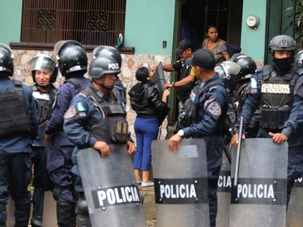 Los vecinos optaron por sacar sus pertenencias de manera pacífica antes de enfrentarse a las fuerzas policiales que llegaron a sus casas