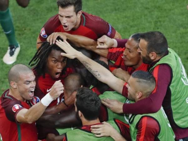 De manera efusiva celebraron el triunfo los jugadores lusos, quienes disputarán por segunda ocasión consecutiva semifinales de una Eurocopa, foto: AP.