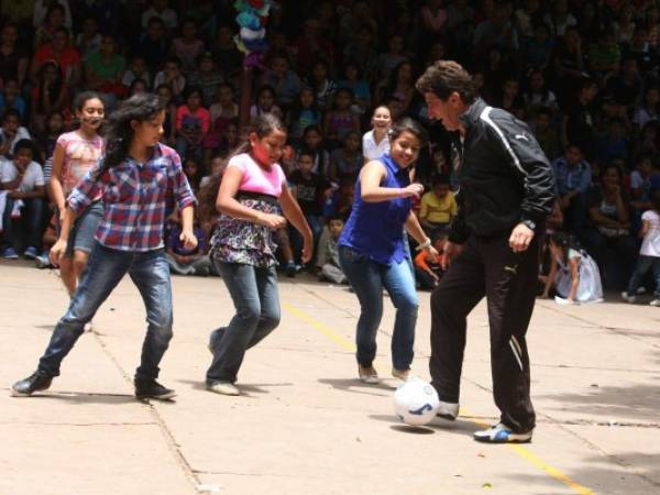 Como en sus mejores tiempos, el exjugador de Estudiantes de La Plata, de Argentina, tocó el balón y se divirtió frente a las chicas.