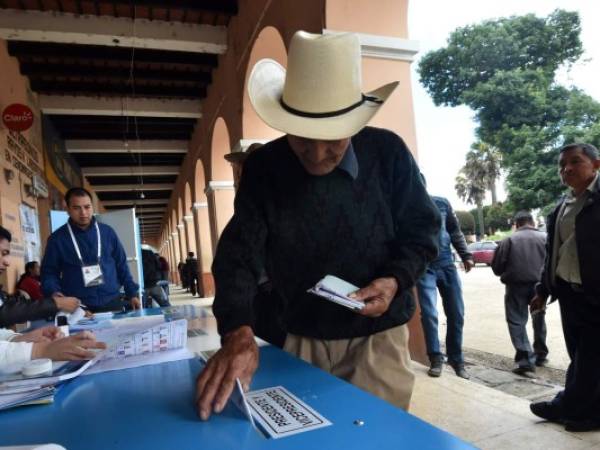 Un anciano guatemalteco ejerce su derecho a votar.