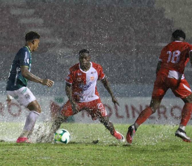 A oscuras y bajo la lluvia: los sinsabores que dejó el Vida vs. Marathón