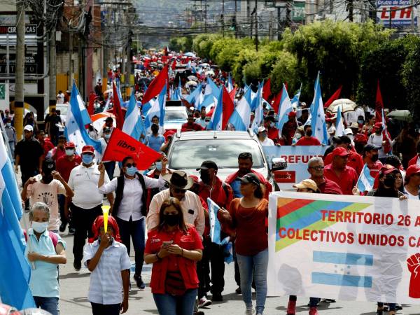 La contramarcha de Libre del 15 de septiembre esta vez se integró, al final, a los actos oficiales en el Estadio Nacional, pero parte del público recibió a los activistas con abucheos.