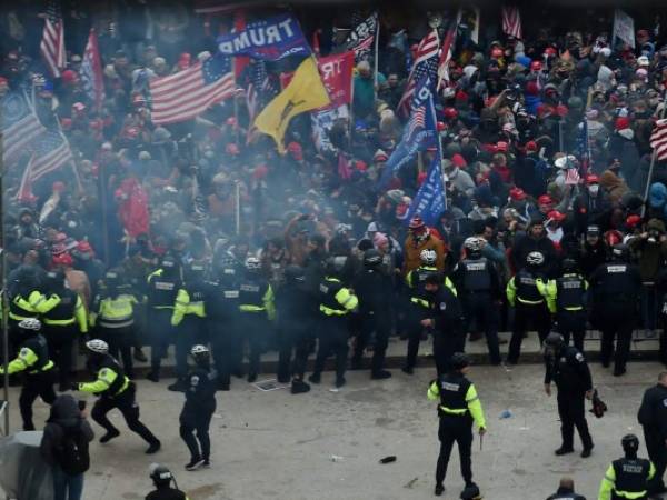 Una gran cantidad de manifestantes invadió el Capitolio de los Estados Unidos. Foto: Agencia AFP.