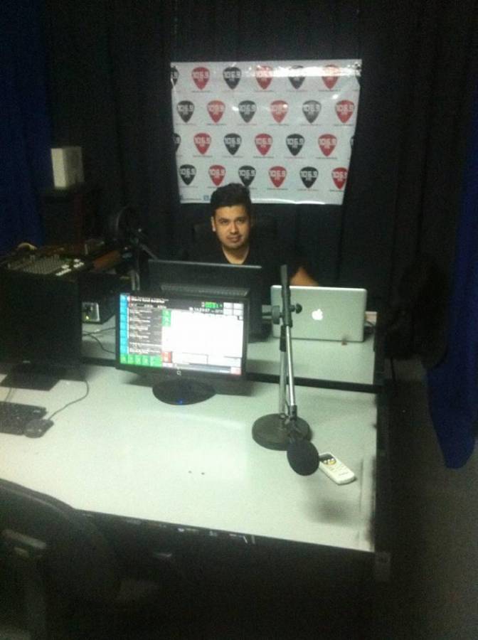 Octavio Lemus en sus inicios en la radio en Honduras.