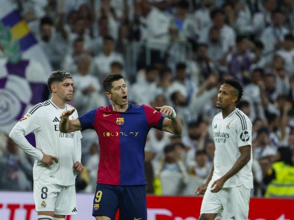 El delantero polaco del FC Barcelona Robert Lewandowski lamenta fallo ante Real Madrid.