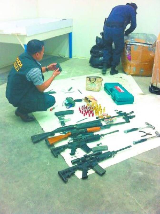 Incautan armas de fuego en contenedor de encomiendas