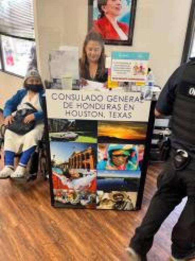 Durante una jornada de voluntariado en el consulado hondureño en Houston, junto a Fuerza Catracha Houston.