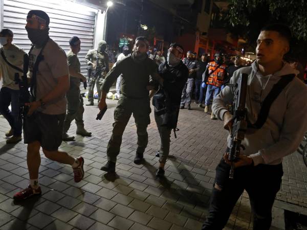 Las fuerzas de seguridad se reúnen en la escena de un ataque a tiros en la calle Dizengoff en el centro de la ciudad costera mediterránea de Tel Aviv en Israel.