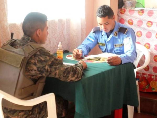 El agente comparte la palabra de Dios con sus compañeros de trabajo cada mañana.