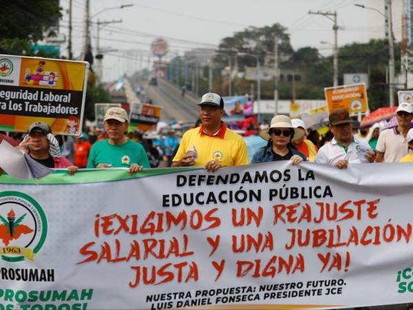 Diferentes gremios representantes de maestros, exigen un reajuste en sus salarios, así como una jubilación equitativa para el gremio.