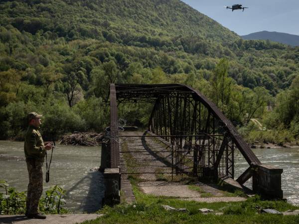 Un guardia fronterizo ucraniano opera un dron sobre el río Tisza, donde han muerto hombres buscando huir a Rumania. (Nicole Tung para The New York Times)