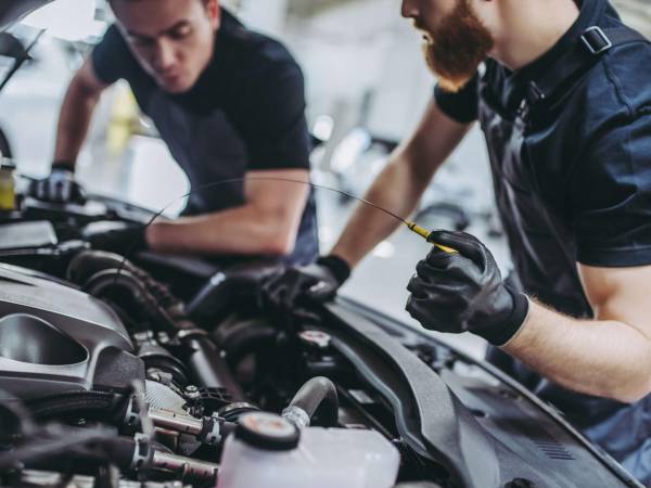 Compruebe hace cuánto le cambió el aceite al coche y cuántos kilómetros va a hacer esta Semana Santa.