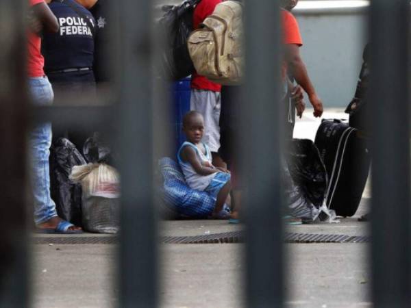 Esta imagen, de mayo de 2019, muestra a un grupo de migrantes en un centro de Tapachula, México, esperando a ser registrados para aplicar a una solicitud de asilo en Estados Unidos. Foto: Agencia AFP.