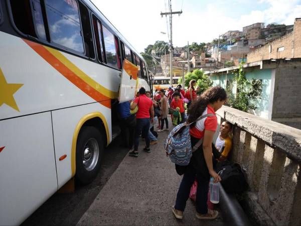 Tras un merecido descanso de al menos cinco días, los capitalinos que abandonaron la ciudad esta semana por el Feriado Morazánico- comenzaron la tarde de este domingo a regresar a Tegucigalpa. A continuación un repaso en imágenes del retorno.