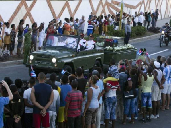 Las cenizas de Fidel Castro llegaron el domingo a Santiago, la ciudad donde Castro lanzó su revolución y tuvo lugar una última concentración multitudinaria en la plaza de la Revolución antes del entierro en el cementerio de Santa Ifigenia.