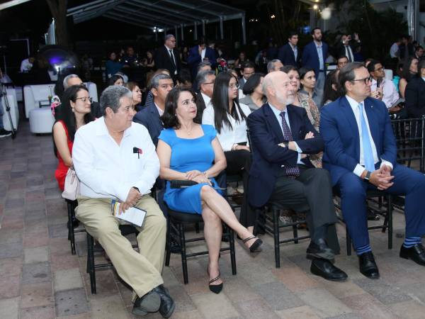 <i>Invitados especiales y familiares de los estudiantes, fueron testigos de la entrega de becas. </i>