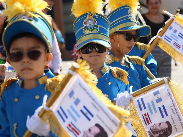 El fervor y amor por la patria se hizo presente este domingo 1 de septiembre con los jardines de niños desfilando por el Bulevar Morazán de la capital. Las imágenes que dejó el desfile de los pequeñinez.