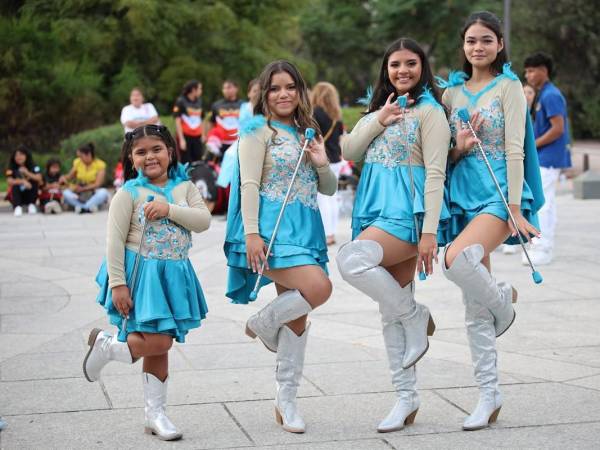 El grupo de baile de la ONG Bombers Fénix, compuesto por cuatro niñas hondureñas, participó en el desfile de independencia celebrado en Valencia, España. El evento fue organizado por el consulado de Honduras en Valencia y contó con la destacada presencia de estas jóvenes, quienes no solo mostraron su talento en la danza, sino también su dedicación a una noble causa.