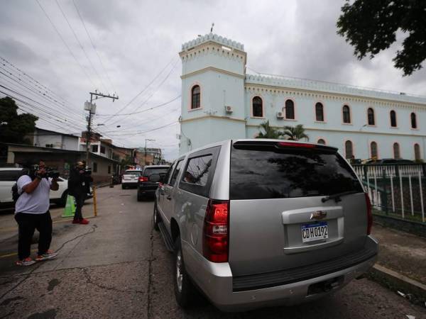 La embajadora de Estados Unidos, Laura Dogu, llegó puntualmente a las 10:30 de la mañana de este viernes al Estado Mayor Conjunto de las Fuerzas Armadas de Honduras. Su visita fue parte de una reunión programada con la ministra de Defensa, Rixi Moncada, y el jefe del Estado Mayor Conjunto, Roosevelt Hernández.