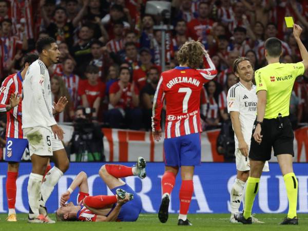 Momento en el que Luca Modric vio la cartulina en el derbi.