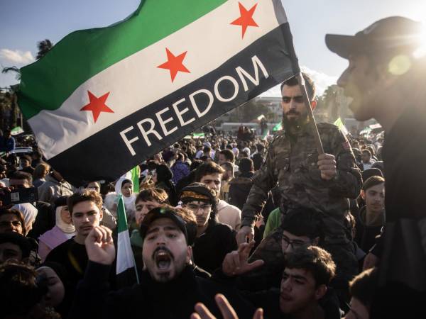 Personas celebran en la Plaza Omeya, en Damasco, Siria, el 13 de diciembre, después de que las fuerzas rebeldes depusieron el régimen de Bashar al-Assad.