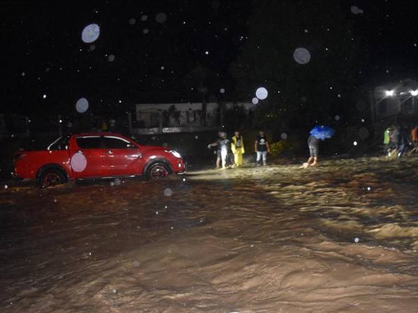 Unos 500 metros de la carretera entre Sabá, Colón y Olanchito, Yoro, se han convertido en corrientes del río Monga, causando una amenaza para los habitantes de la zona.