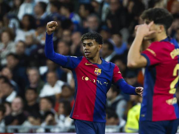 El delantero del FC Barcelona Lamine Yamal celebra tras anotar el tercer gol de su equipo durante el partido de la jornada 11 de LaLiga EA Sports entre el Real Madrid y el FC Barcelona, este sábado en el estadio Santiago Bernabéu, en Madrid. EFE/ Kiko Huesca