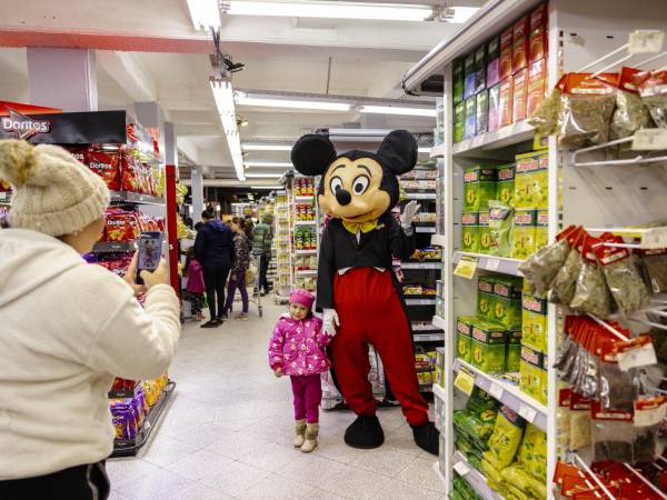 Mickey, mascota de una empresa paraguaya, en una tienda en Luque. El reclamo de marca registrada de Disney no prosperó.