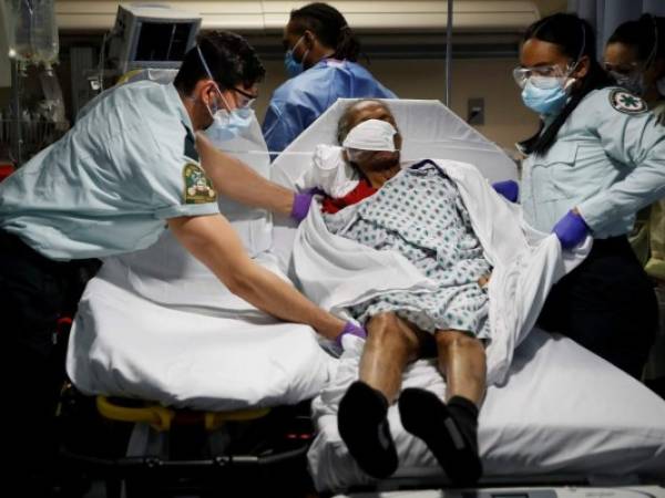 Fotografía de archivo del 20 de abril de 2020 de técnicos de emergencias médicas transportando a un paciente de un albergue de ancianos a una sala de emergencias en el hospital St. Joseph's en Yonkers, Nueva York. (AP Foto/John Minchillo, Archivo)