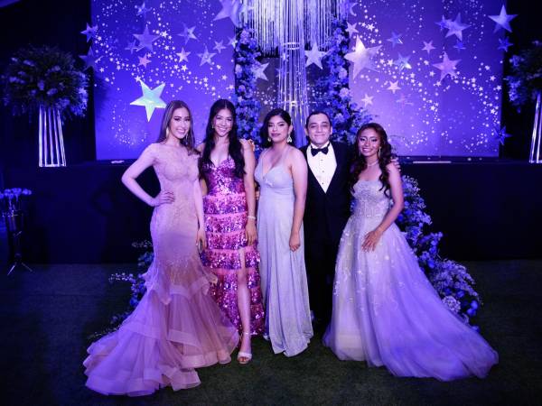 Evocando a una noche de estrellas, los seniors de Academia Los Pinares festejaron su fiesta prom.